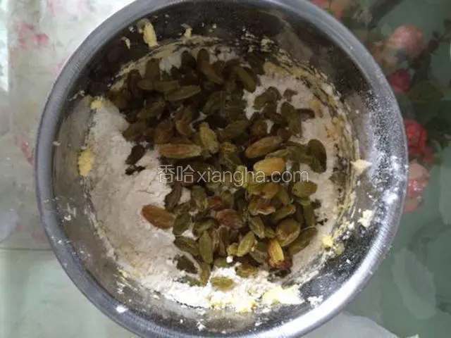 葡萄干控干水，泡打粉和低粉混合均匀后都放入打发好的黄油里