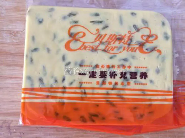 放入保鲜袋，用擀面杖擀成厚度1厘米左右的片状，长方形，我家里没有保鲜袋了，就找了个塑料袋，然后放冰箱里冷冻一小时