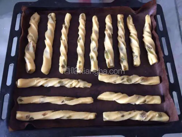 我的烤箱不大，这个方子是两盘，另一盘我做成了这个形状，烤第一盘的时候这盘就变软了，把住两头一扭，就可以了