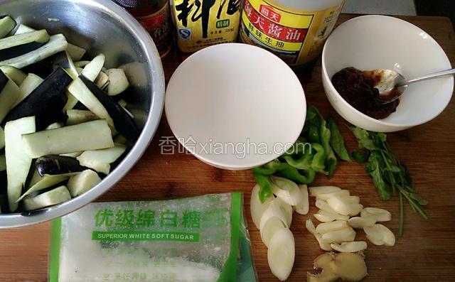 准备好所有材料，茄子切段放少许盐拌匀去去水分，姜切片，葱切花，香菜切段，青椒切段备用。
