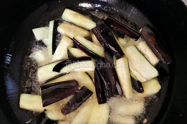 起锅，锅里放多一些油把茄子过油，过完油捞出来备用