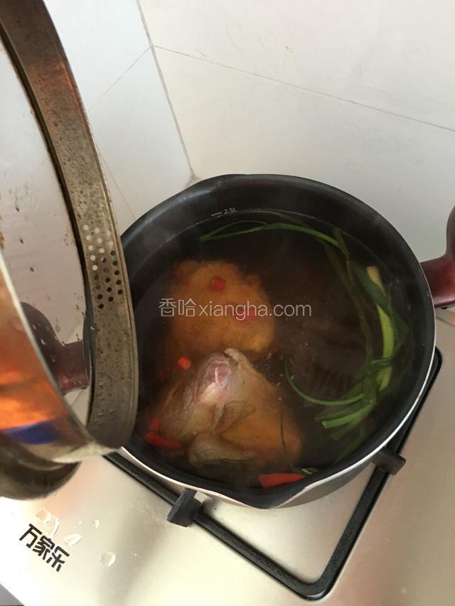 加入去血水的牛肉，小火炖2小时