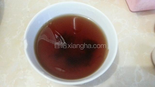 准备好酱汁:盐，耗油，料酒，六月鲜酱油，水