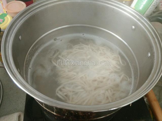 锅中烧热水，水开后加入面条煮2分钟。