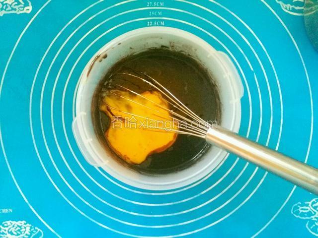 分次加入鸡蛋液，每次鸡蛋液搅匀之后再加入下一次鸡蛋液。