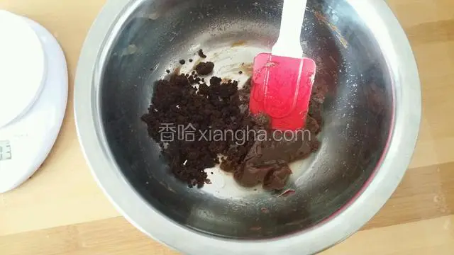 再加入红糖搅拌均匀 