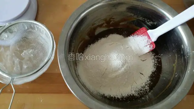 加入蛋黄搅拌均匀后筛低粉