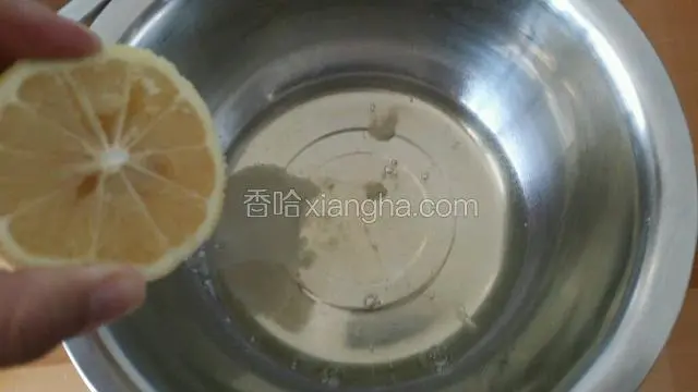 在蛋白的盆里滴几滴柠檬汁和白糖