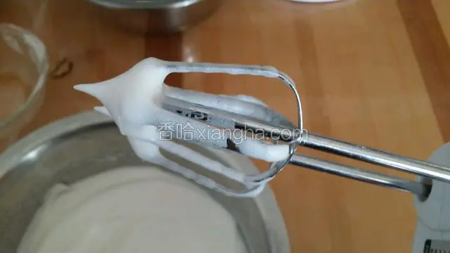 打到湿性发泡就可以 （看电话了 一不小心又打过了 介于干湿之间(*^__^*)无妨）