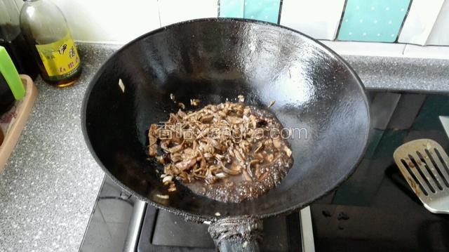 然后下入牛肉丝煸炒段生，加入少许酱油和盐炒匀