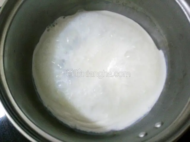 牛奶小火加热至沸腾，离火晃动奶锅10圈。