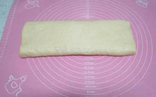 将折好的面饼横向放置。
