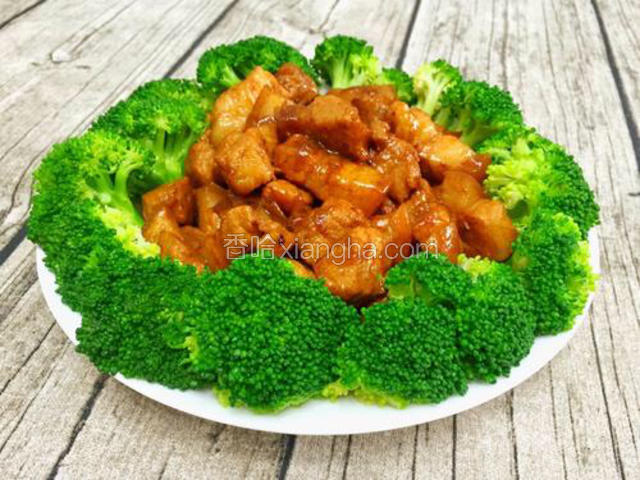 西兰花放入盘中点缀，五花肉盛出装盘，锅中剩余的少许汤汁浇到肉上。开吃吧，都迫不及待了！