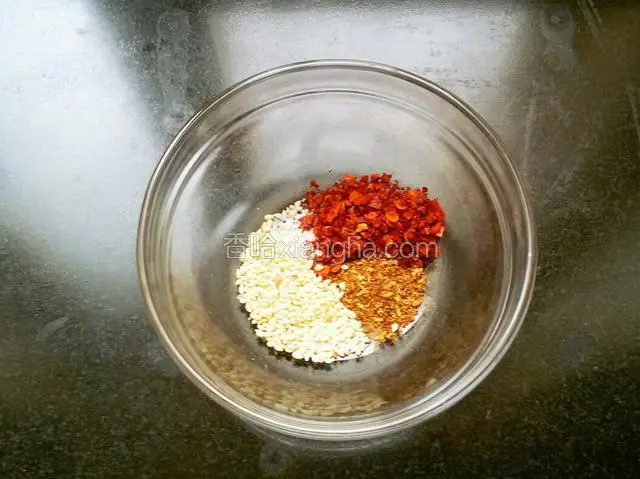 把辣椒面，花椒面，芝麻放入碗中。