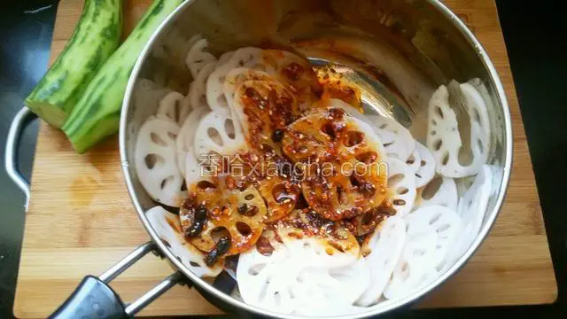 把藕片从凉水中捞出，浇入调好的碗汁。