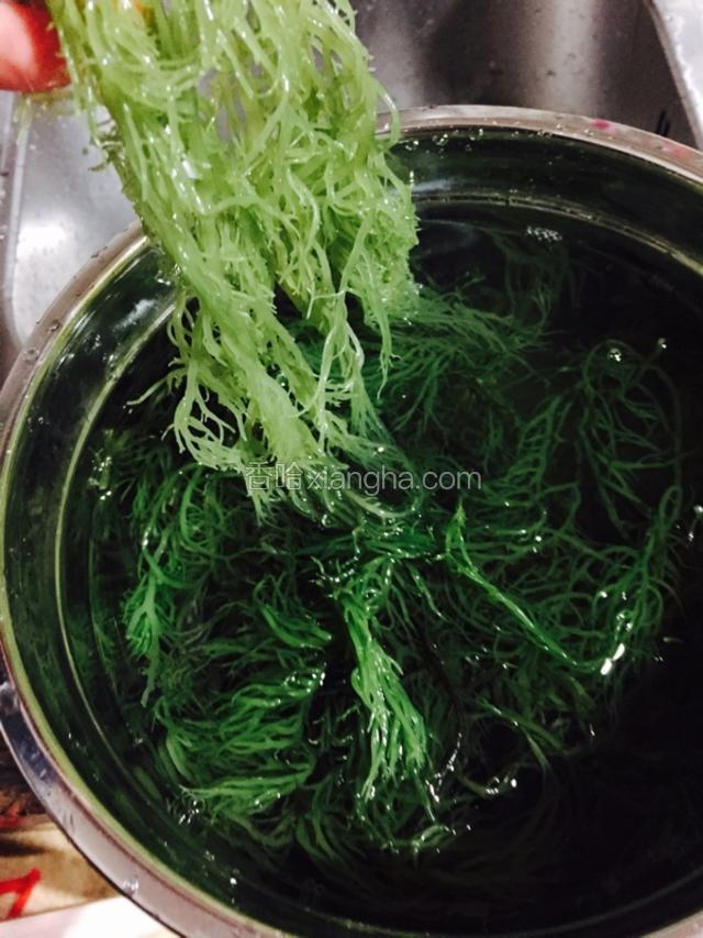 用清水冲洗干净海藻，因为里面有很多盐