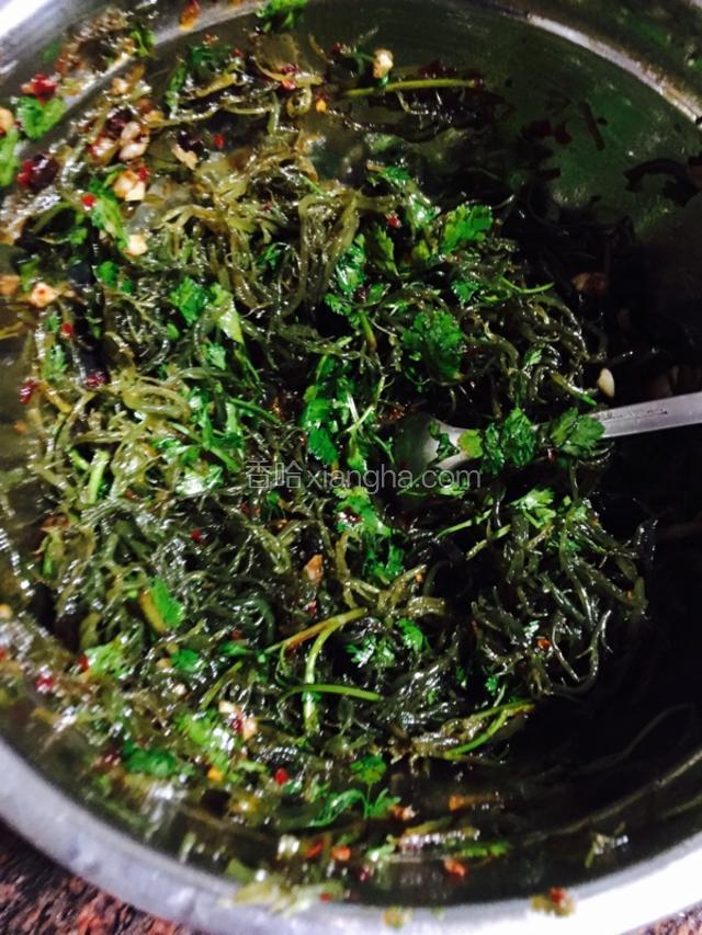 然后将元西和调料全部倒进海藻里翻拌均匀即可食用，放冰箱冷藏一会儿口味更加入味了。