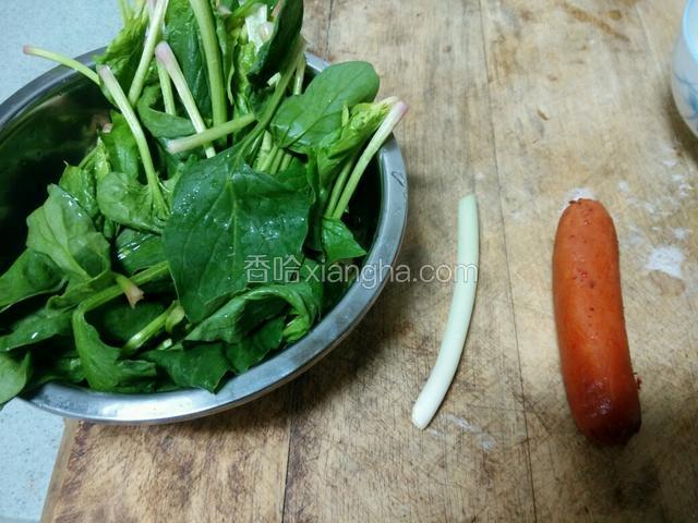 材料很简单准备好，葱切碎。香肠切成自己喜欢的形状。