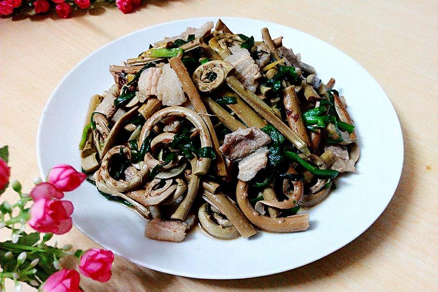 五花肉炒蕨菜