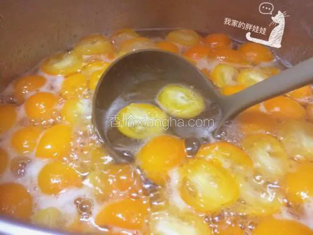 用勺子搅拌均匀