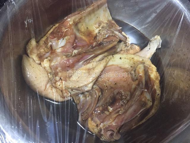 把调料在鸭肉上抹匀，并充分按摩鸭肉。用保鲜膜密封住容器，存放冰箱冷藏2小时至4小时，中间翻面一次，使鸭肉充分入味。也可以晚上放冰箱白天来做。