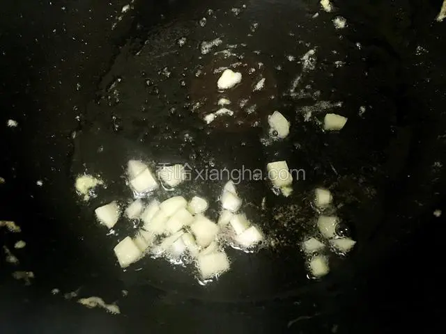 锅内热油，放蒜爆香
