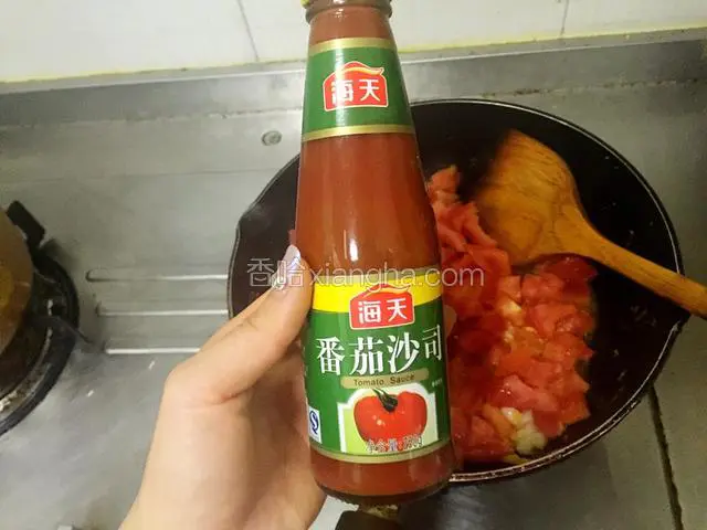加入番茄酱，和几滴儿童酱油，一定是儿童酱油，