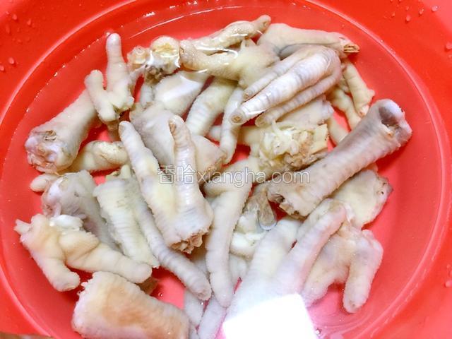 再用冷水泡5分钟左右，拿起来沥干水份。