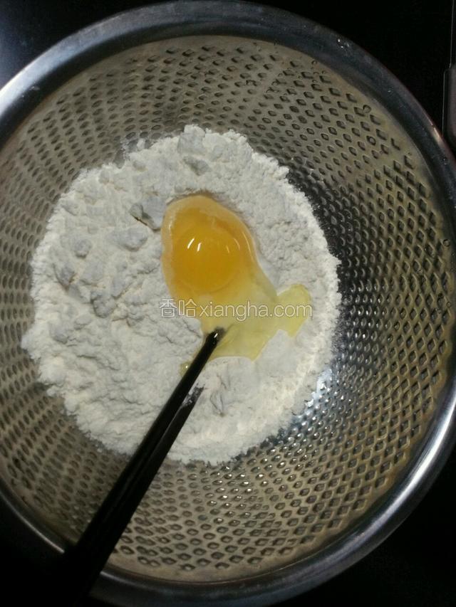准备好面粉和鸡蛋先拌均再加适量的水搅拌成面糊。