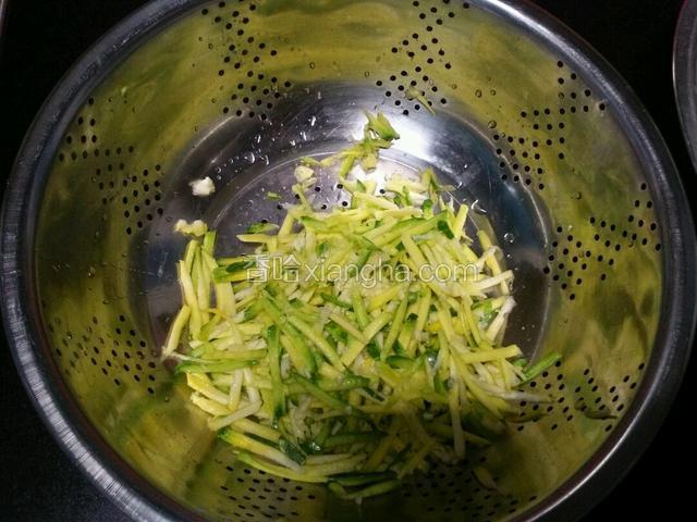 然后把南瓜用刨刀刨成丝状备用。