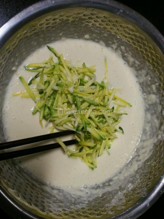 把刨好的南瓜丝加入搅拌均匀的面糊里继续搅拌均匀。