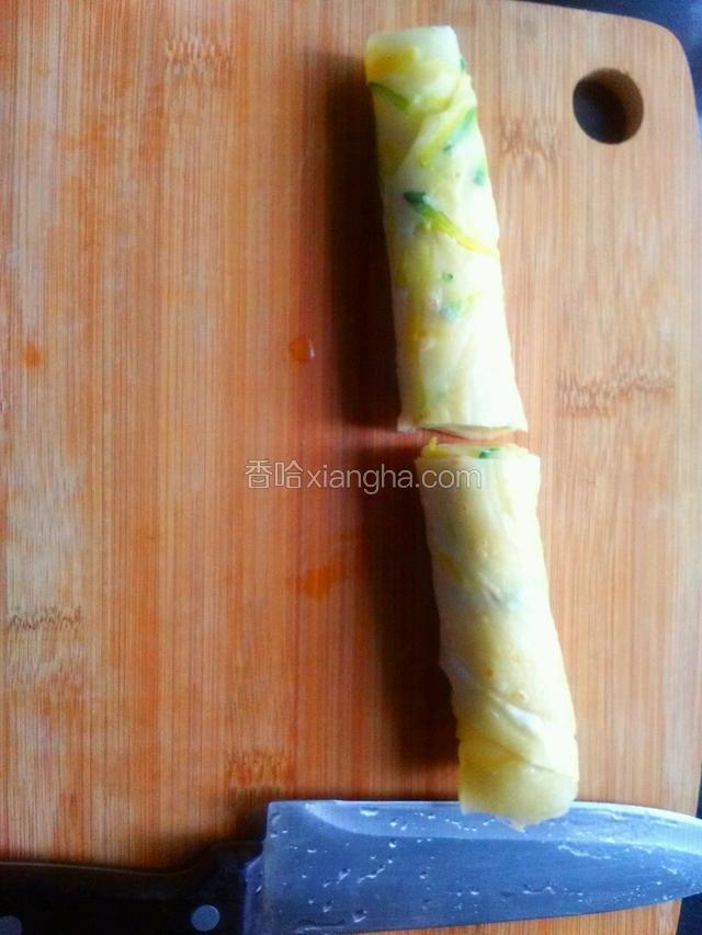 最后把饼子卷起来，中间用刀切开装盘。这样食用起来比较方便。