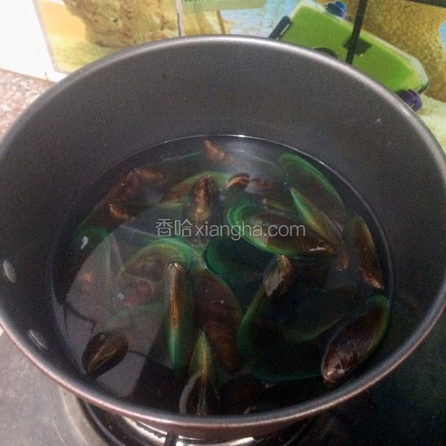 海虹洗干净在水中浸泡1个小时，中间要不停的换水，锅至火上烧开水，把海虹焯水一下。