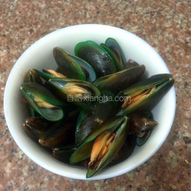海虹焯至开口立即捞出沥干水分备用。