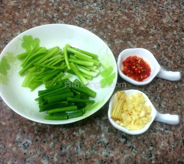 葱，芹菜洗净切段，姜切丝，蒜头拍碎去皮，切成碎，准备一勺剁椒。