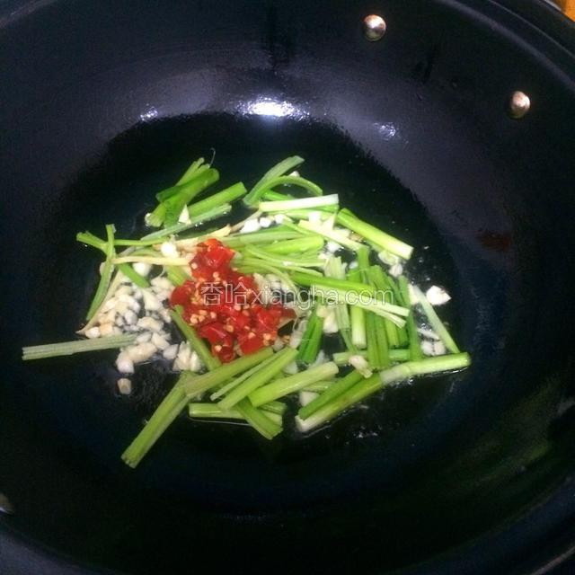 加入葱段和芹菜段，剁椒一起炒匀。