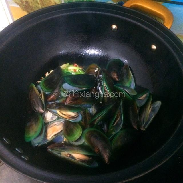 转大火，下海虹爆炒，加少许生抽。