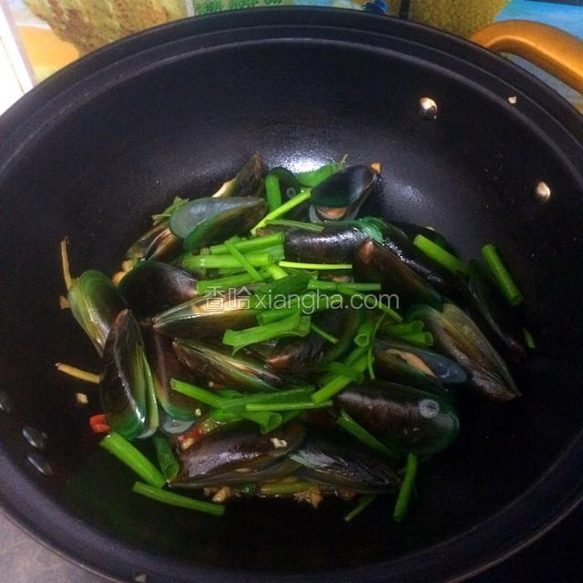 待汤稍收干时加入葱绿，装盘即可食用。