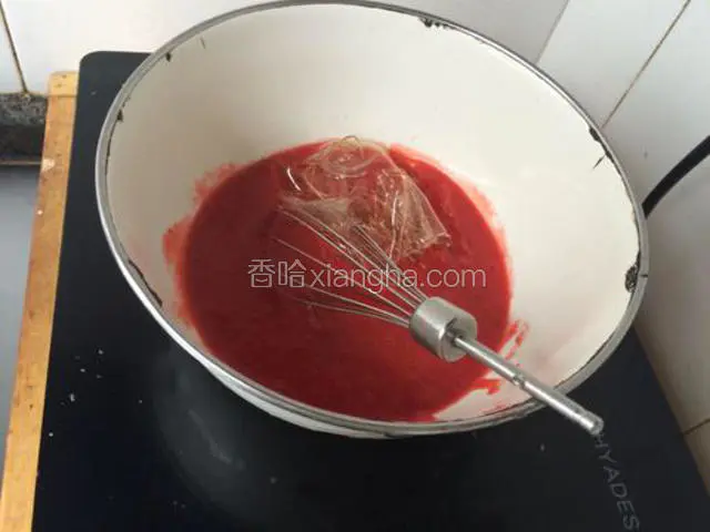 草莓泥放入泡软的吉利丁片边加热搅拌，直到完全融化，放凉待用，不需要烧开