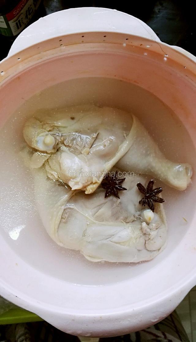 闷20分钟后开盖，捞出鸡腿，冷水激一下，皮质紧实Q弹。