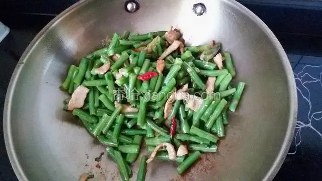 放入豆角炒至六七分熟。