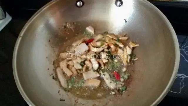 起炒锅，炸花椒，然后捞出，葱姜干辣椒爆香，放入肉丝，加酱油和盐煸炒。