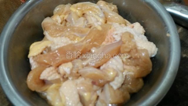 洗净去掉水份，加酱油，蚝油，鸡精，盐，辣椒粉，红薯粉一起搅拌均匀