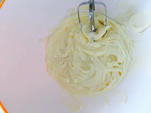 把炼奶倒入，用打蛋器搅拌均匀