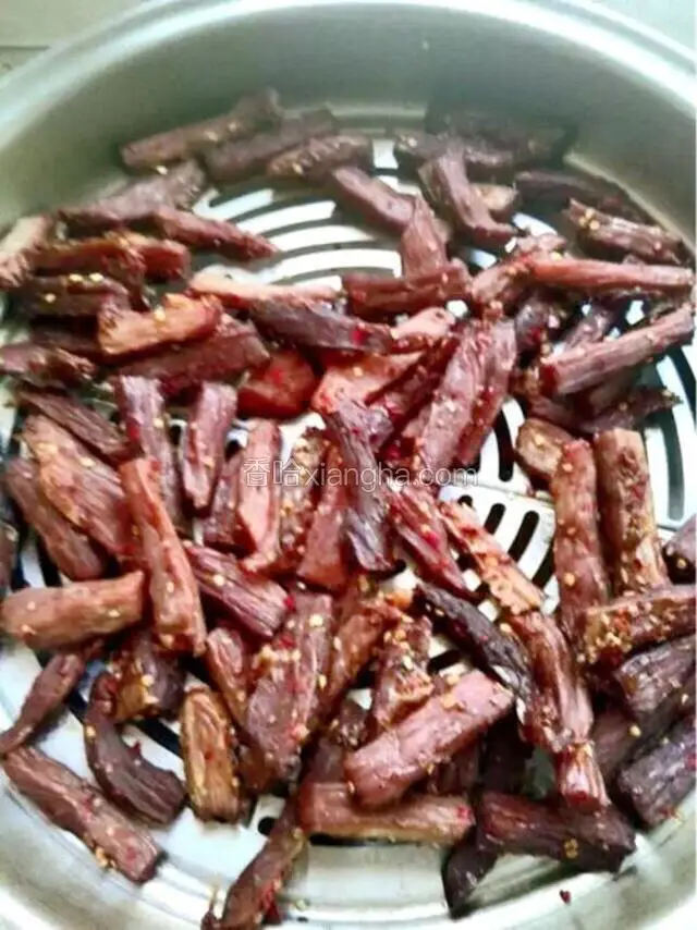 放在锅里蒸30分钟，焖五分钟，凉了风干即可食用。
