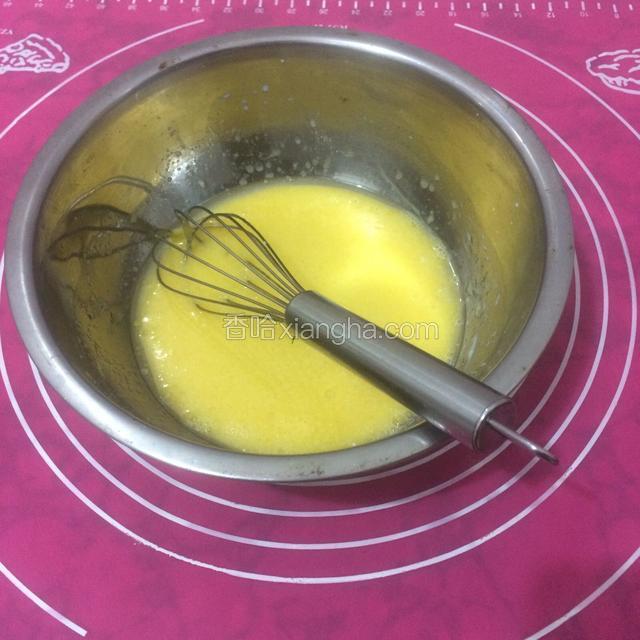 将蛋黄蛋白分离，分别放入两个干净无水无油的容器中，蛋黄里加入一半的细砂糖，用手动搅拌器搅拌均匀。一次性加入牛奶，并继续搅拌均匀。一次性加入玉米油，并继续搅拌至完全融合，看不见油星。