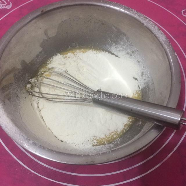 筛入低筋面粉，换橡皮刮刀翻拌均匀至无干粉状，成为蛋黄糊，放一旁待用。