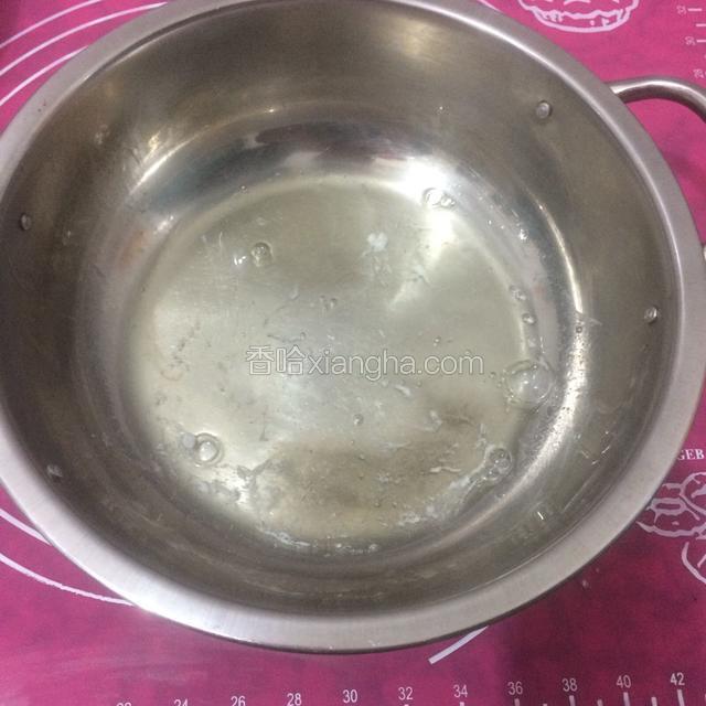 蛋白中加入塔塔粉用电动打蛋器打至粗泡。