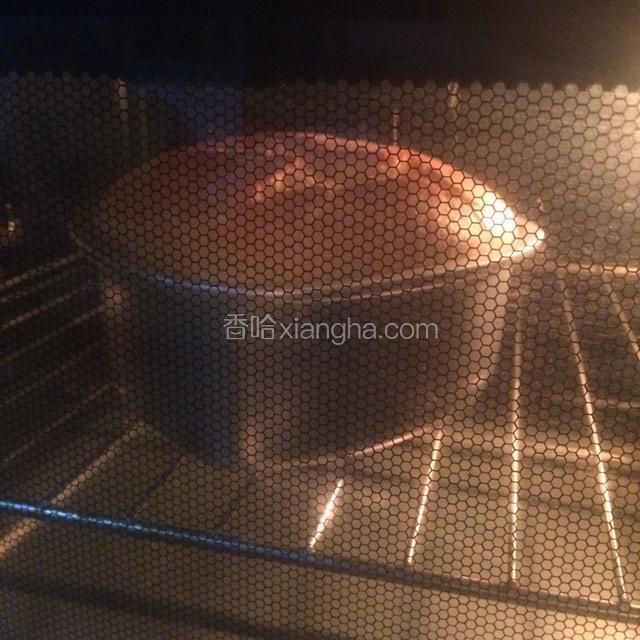 中途尽量不开烤箱门，烤好后马上取出倒扣在网架上晾凉以防回缩。彻底冷却后，将蛋糕倒出来即可。