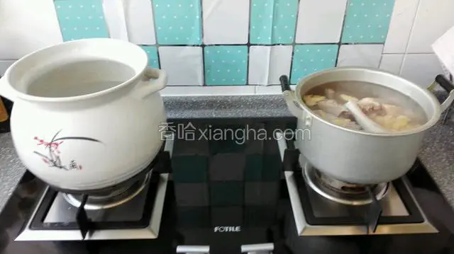 锅中放入清水，把鸡块放入坐火上，冷水开锅捞岀迅速放入烧热水的砂锅中，在下入茶树菇